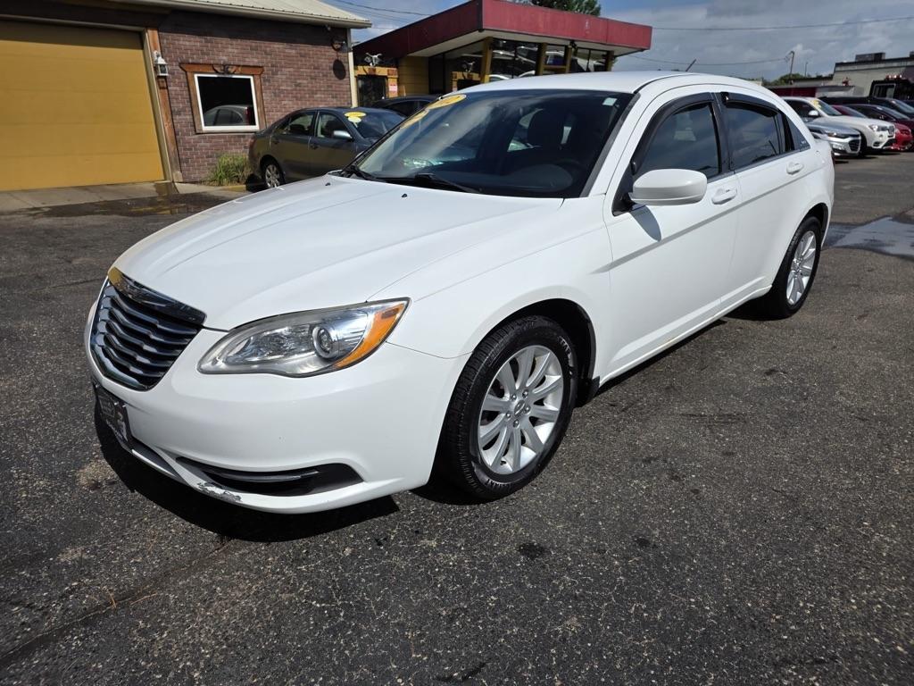 Chrysler 200 4dr Sdn Touring 2013