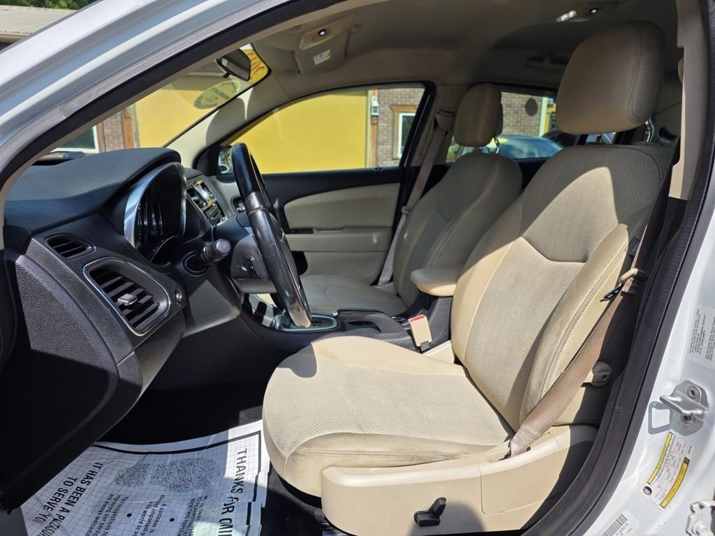 Chrysler 200 4dr Sdn Touring 2013