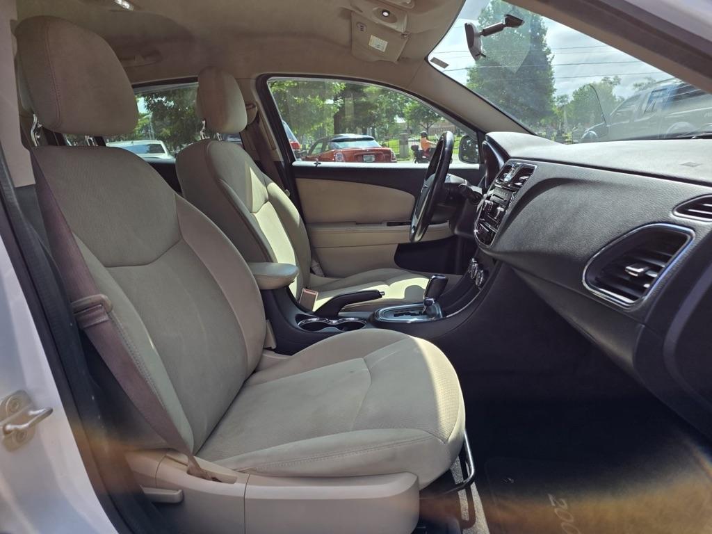 Chrysler 200 4dr Sdn Touring 2013