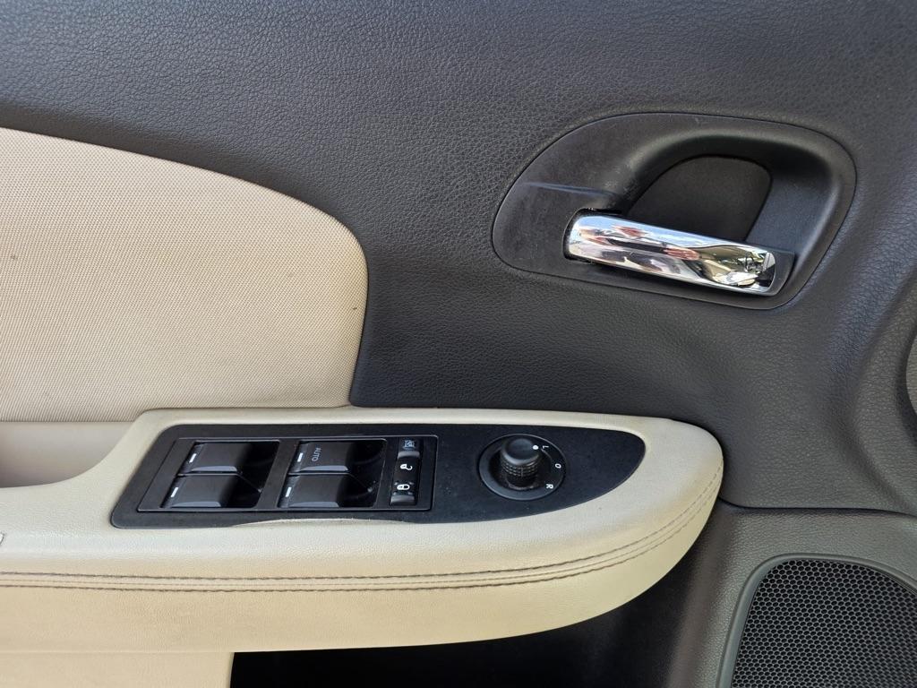 Chrysler 200 4dr Sdn Touring 2013