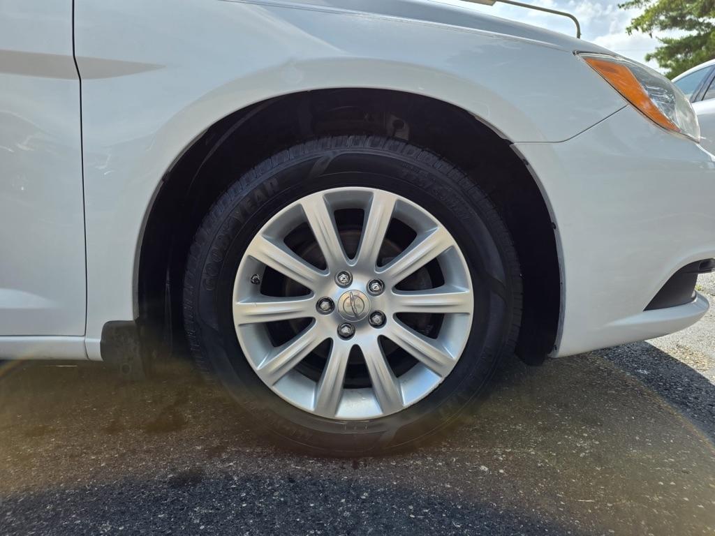 Chrysler 200 4dr Sdn Touring 2013