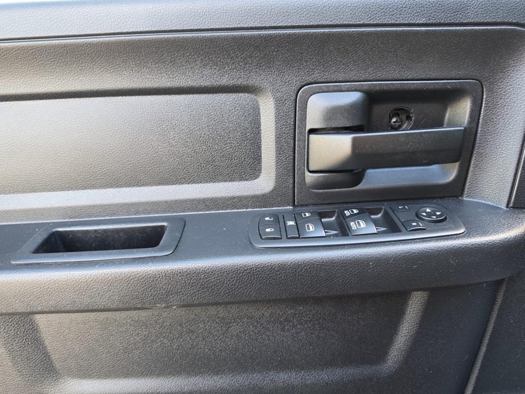 RAM 1500 Express 4x2 Quad Cab 6'4" Box 2017