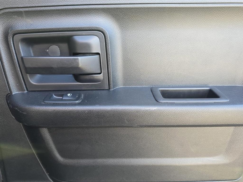 RAM 1500 Express 4x2 Quad Cab 6'4" Box 2017