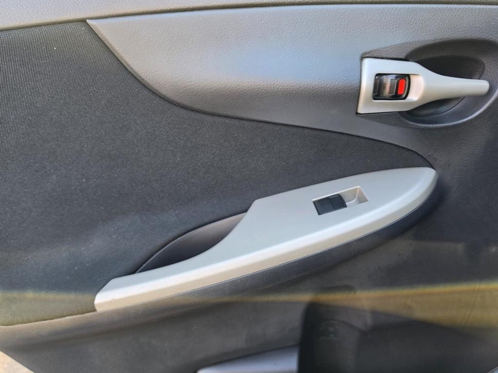 Toyota Corolla 4dr Sdn Man L (Natl) 2012