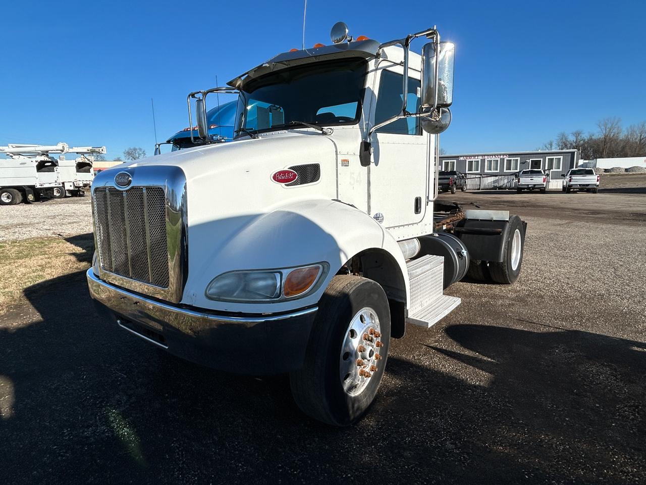2016 Peterbilt 337 Day Cab