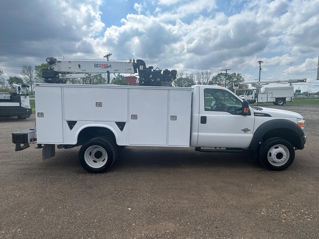 Ford Super Duty F-550 DRW 4WD Reg Cab 141" WB 60" CA XL 2016