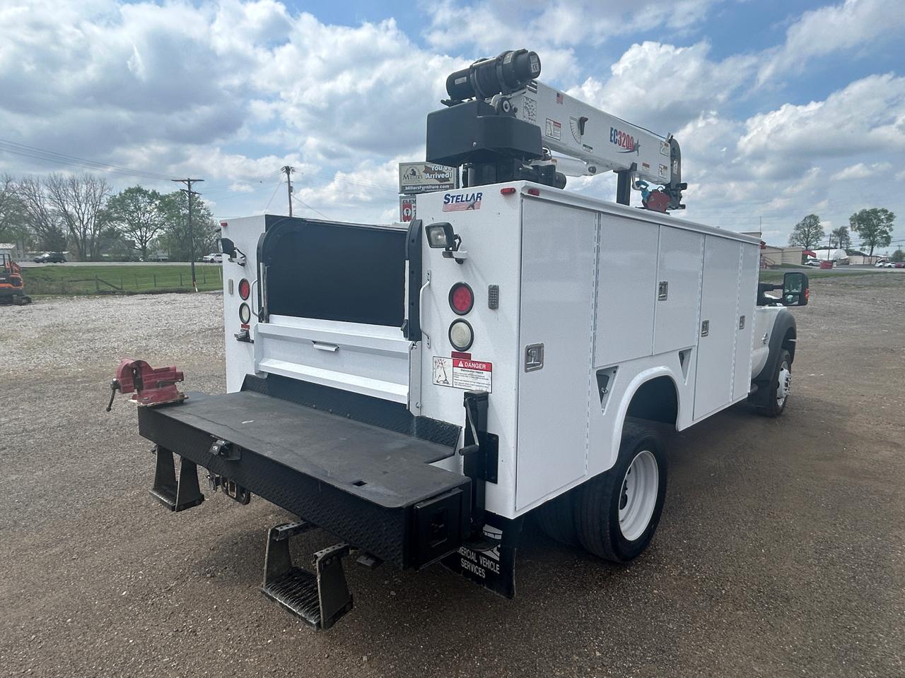 Ford Super Duty F-550 DRW 4WD Reg Cab 141" WB 60" CA XL 2016