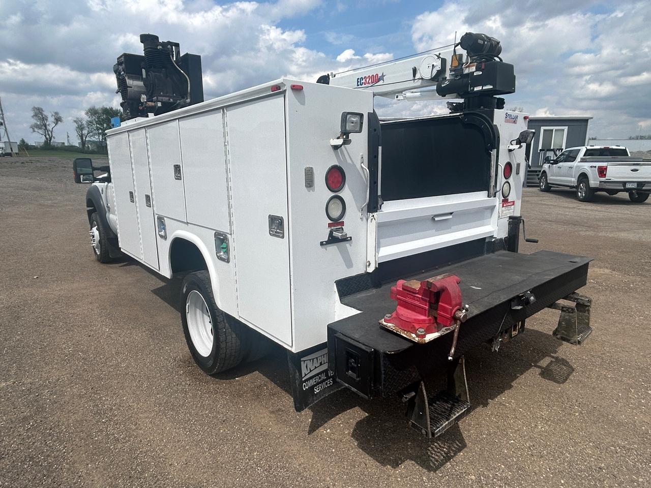 Ford Super Duty F-550 DRW 4WD Reg Cab 141" WB 60" CA XL 2016