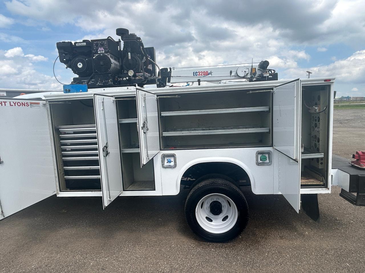 Ford Super Duty F-550 DRW 4WD Reg Cab 141" WB 60" CA XL 2016