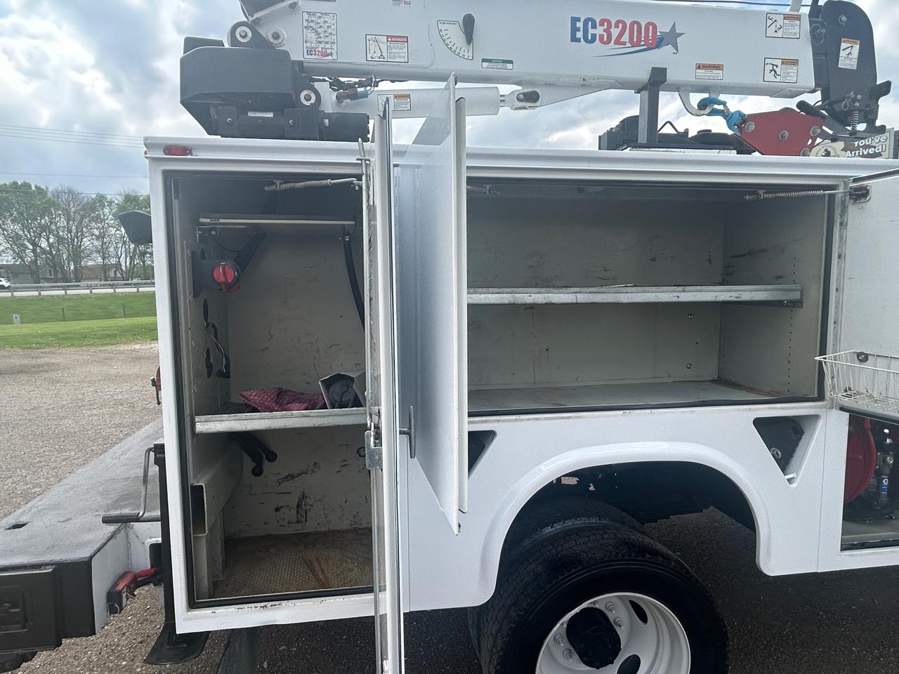 Ford Super Duty F-550 DRW 4WD Reg Cab 141" WB 60" CA XL 2016