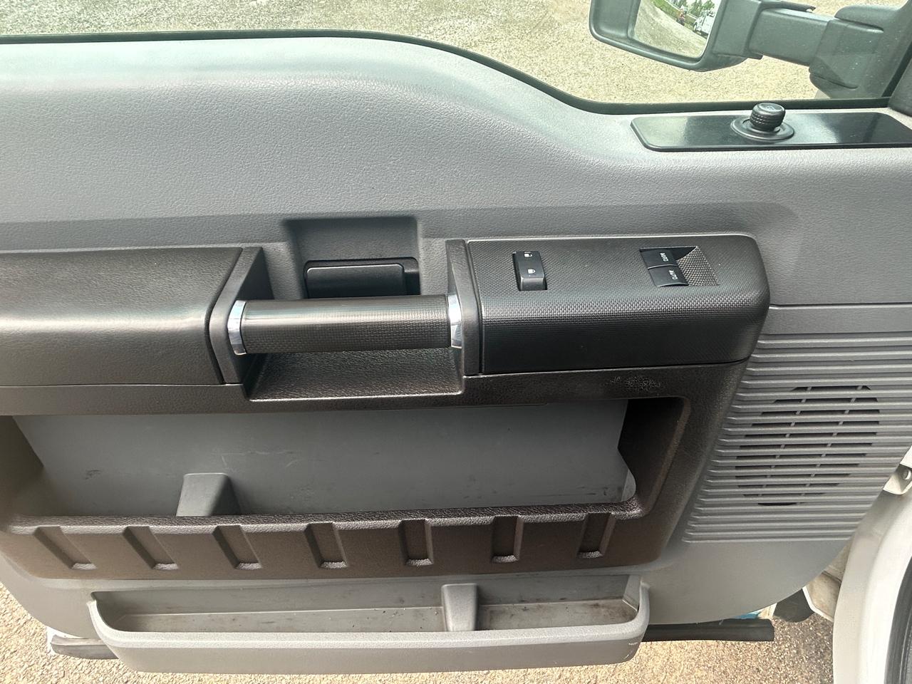 Ford Super Duty F-550 DRW 4WD Reg Cab 141" WB 60" CA XL 2016