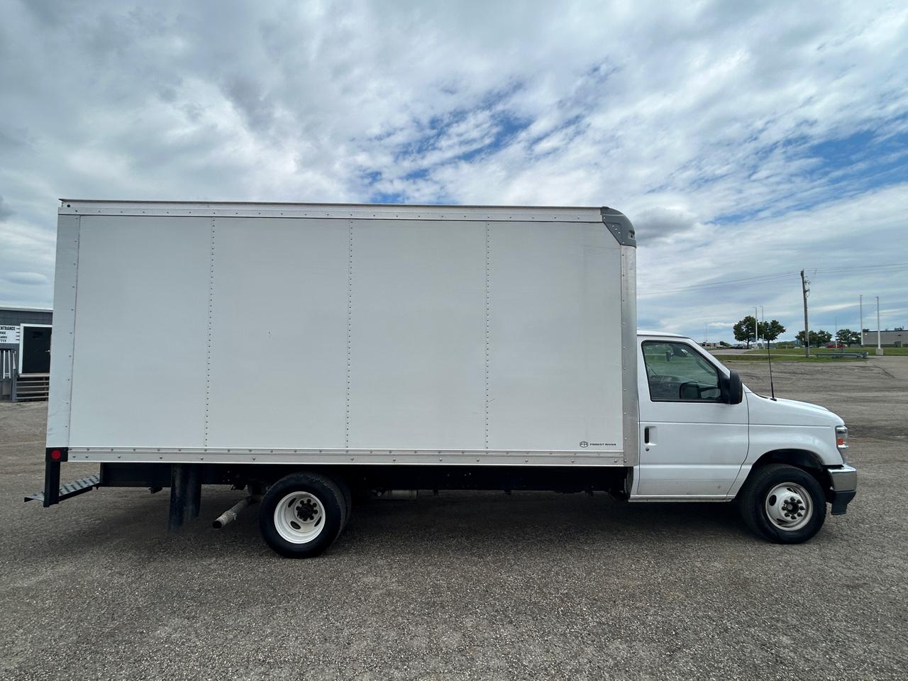 Ford E-Series Cutaway E-350 SRW 138" WB 2026