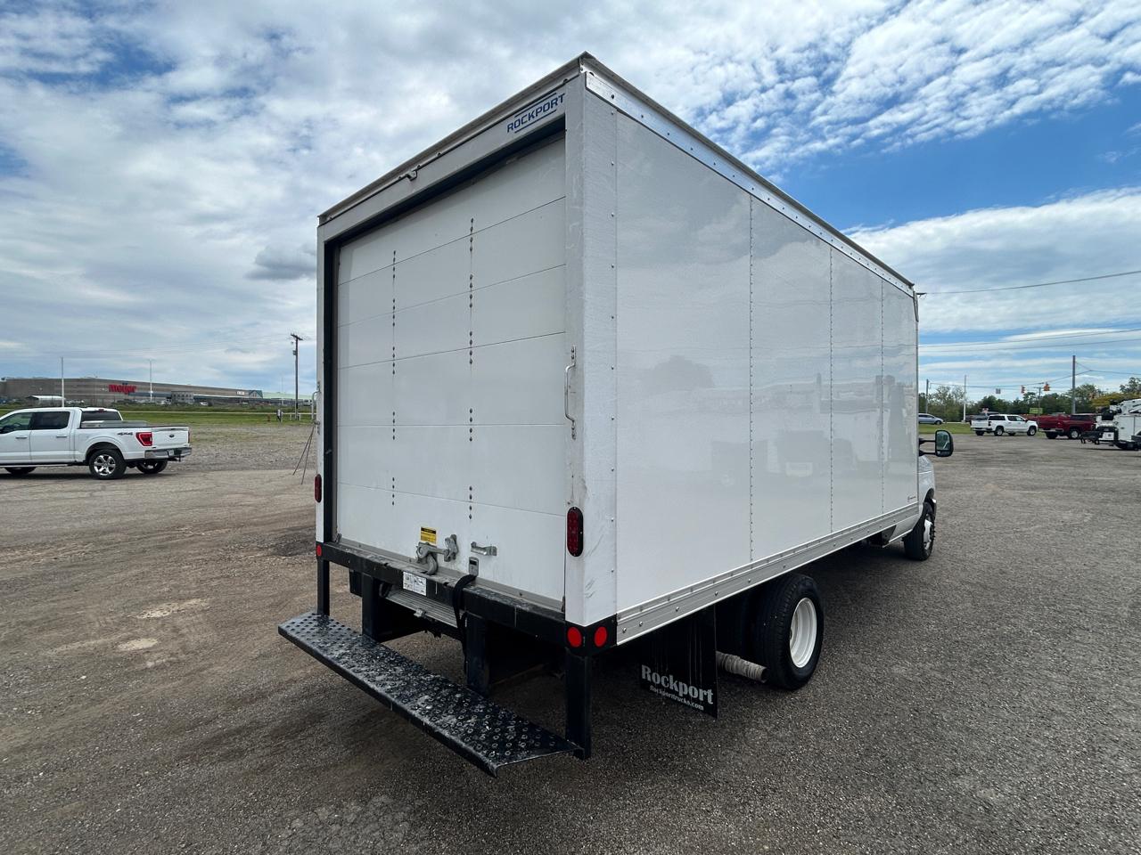Ford E-Series Cutaway E-350 SRW 138" WB 2026