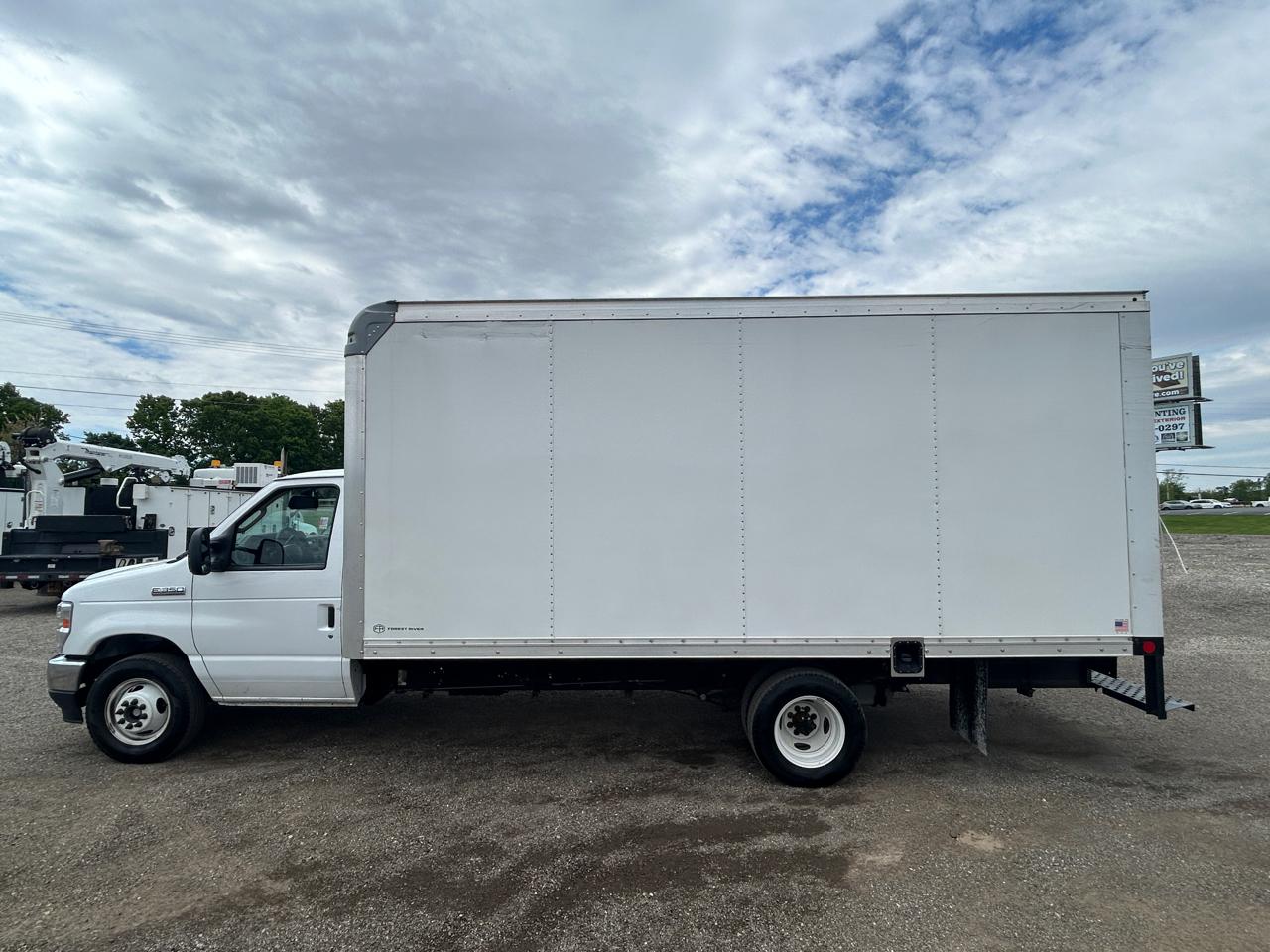 Ford E-Series Cutaway E-350 SRW 138" WB 2026