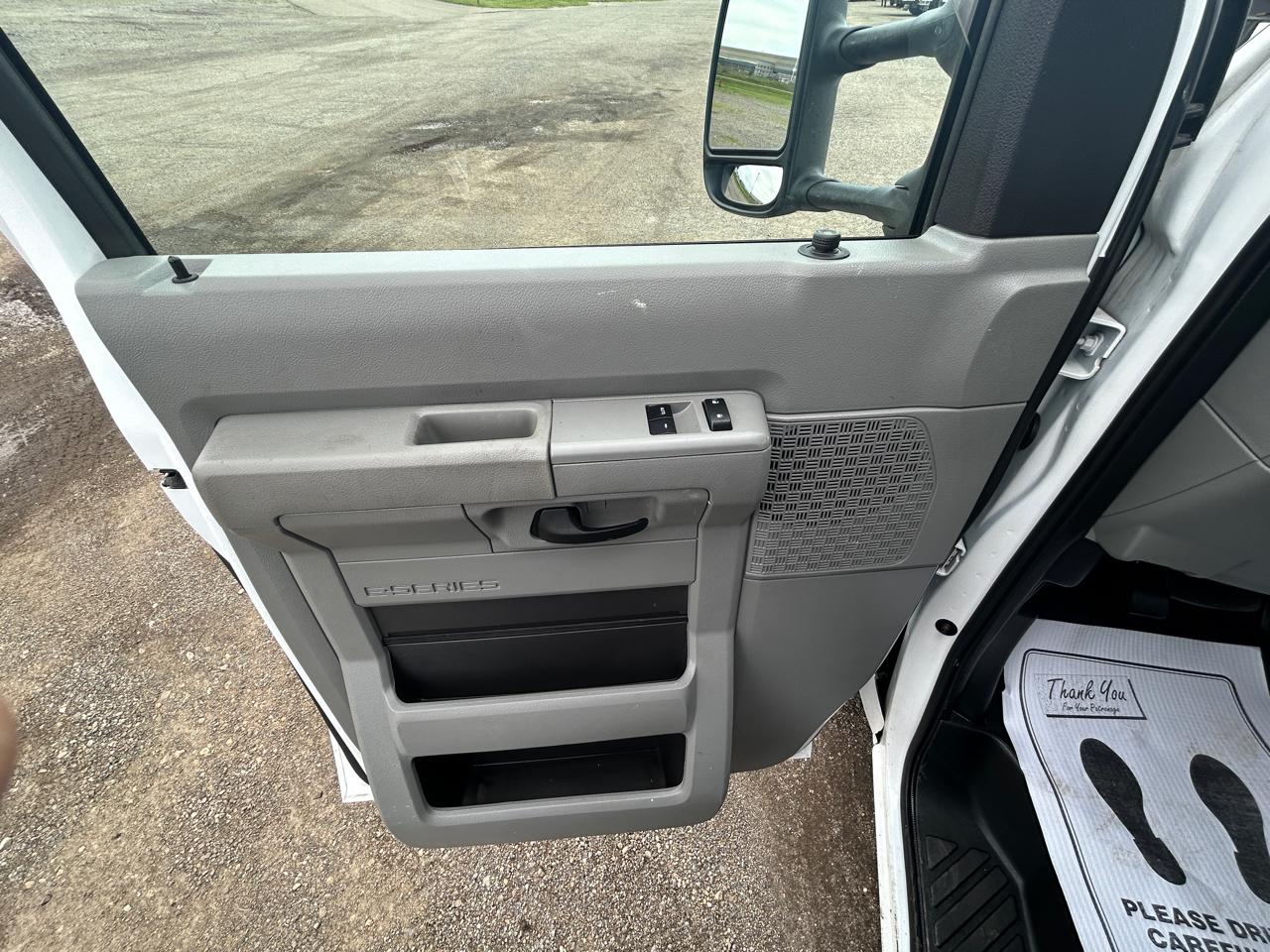 Ford E-Series Cutaway E-350 SRW 138" WB 2026