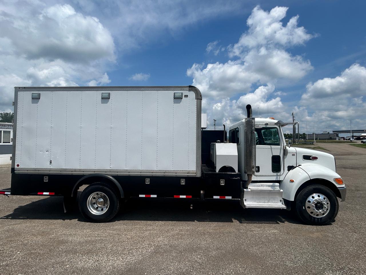 Peterbilt 337  2016