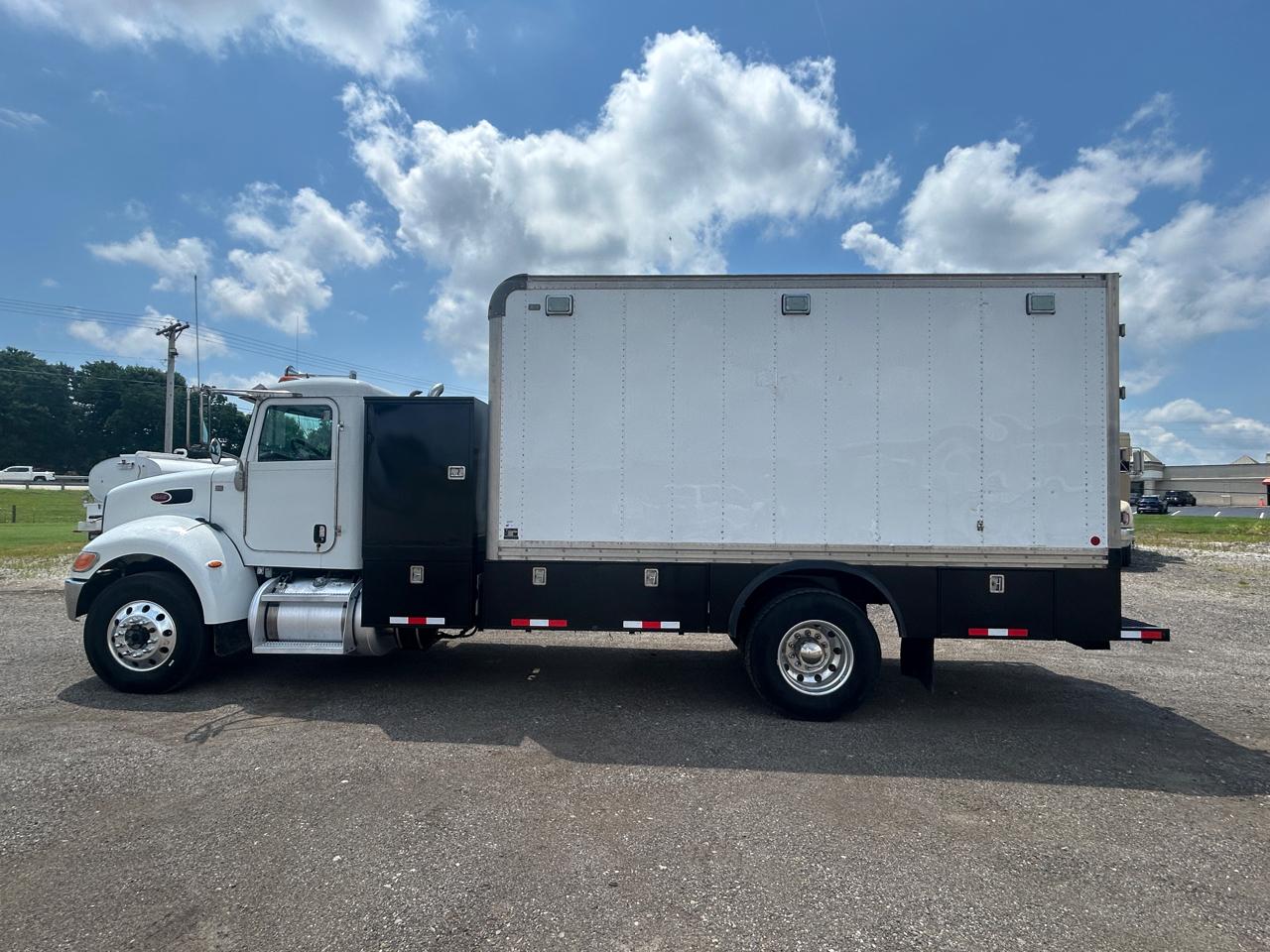 Peterbilt 337  2016
