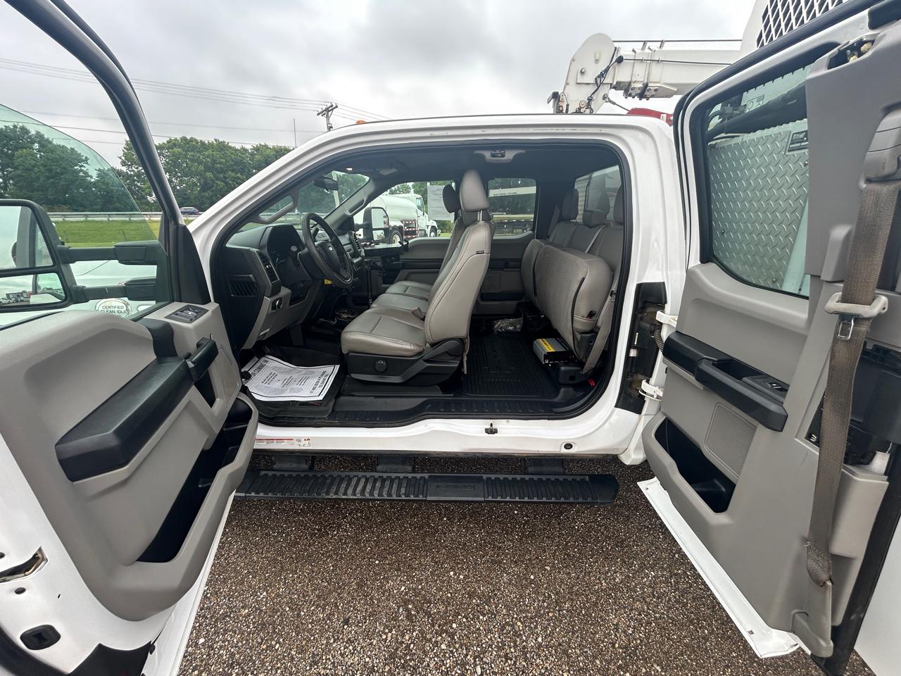 Ford Super Duty F-550 DRW XL 4WD SuperCab 168" WB 60" CA 2019