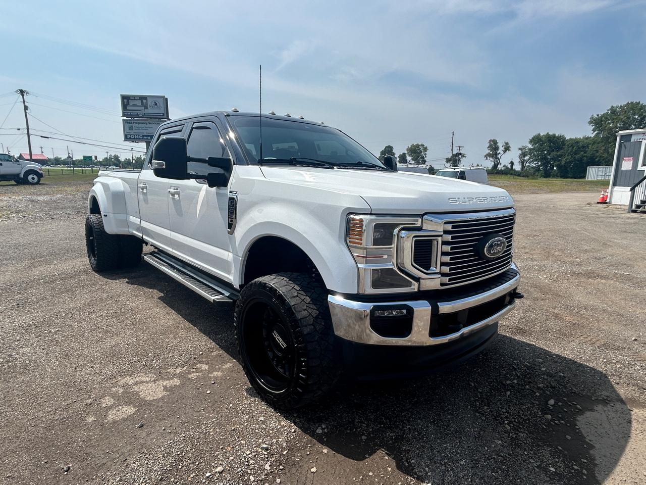 Ford Super Duty F-350 DRW 4WD Crew Cab 176" WB 60" CA Lariat 2022