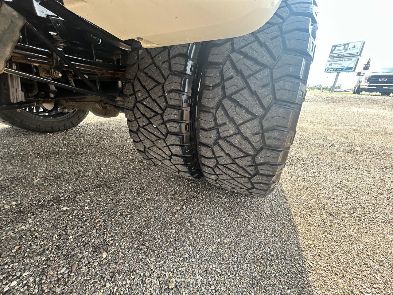 Ford Super Duty F-350 DRW 4WD Crew Cab 176" WB 60" CA Lariat 2022