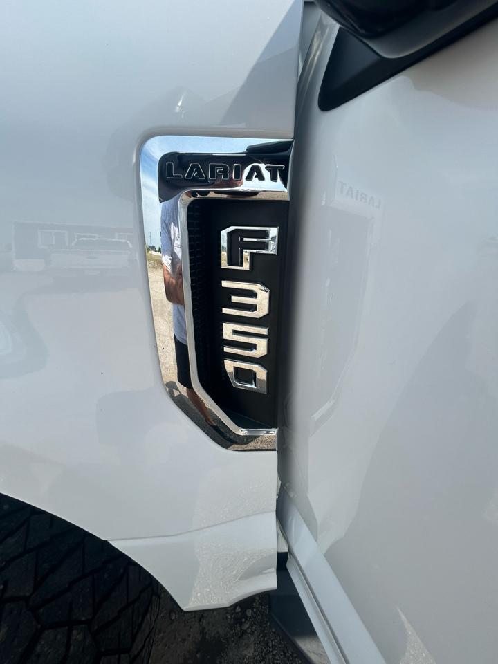 Ford Super Duty F-350 DRW 4WD Crew Cab 176" WB 60" CA Lariat 2022