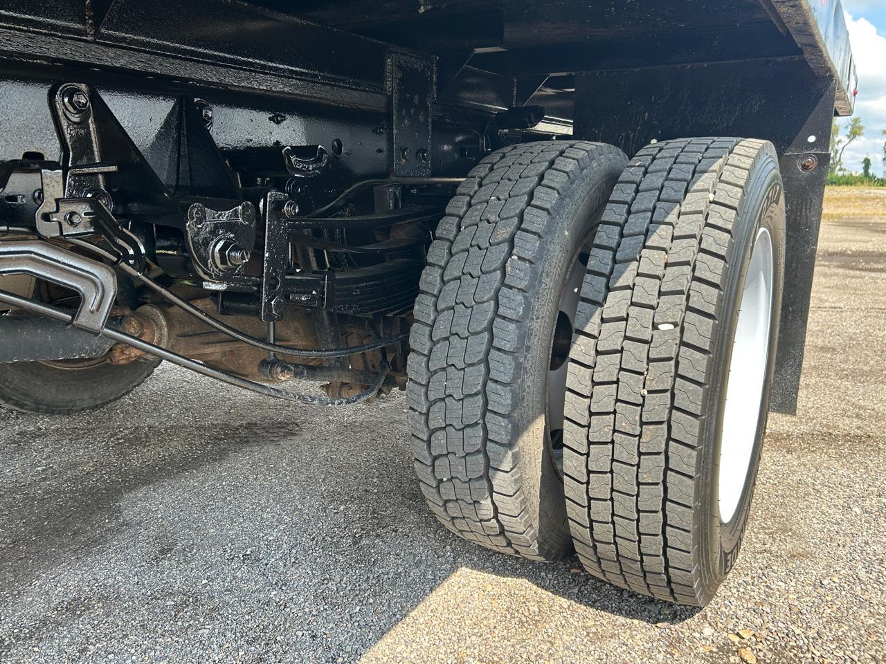 Ford Super Duty F-550 DRW XL 2WD Reg Cab 145" WB 60" CA 2017
