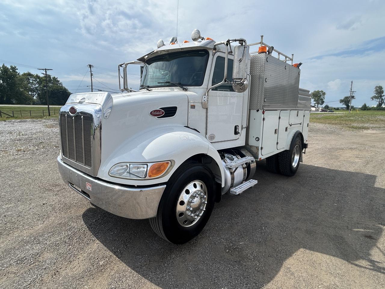 2015 Peterbilt 337 Fibre Body 11ft