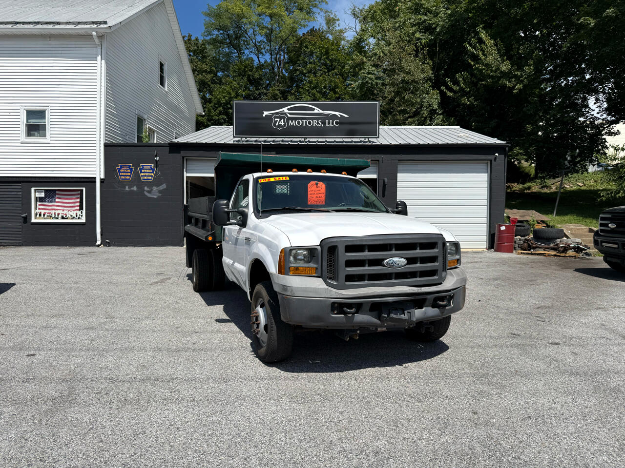 2005 Ford Super Duty F-350 DRW Reg Cab 141" WB 60" CA XLT 4WD