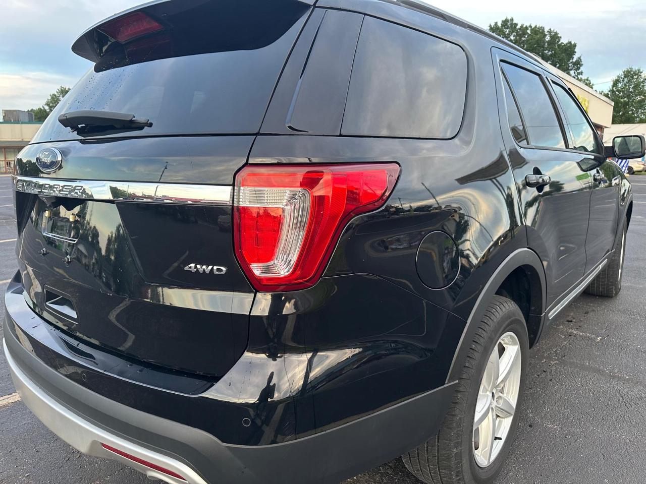 Ford Explorer XLT 4D SUV 4WD 2017