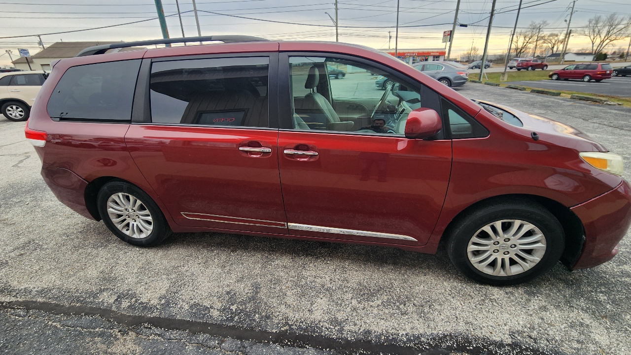 Toyota Sienna XLE FWD 8-Passenger V6 2013