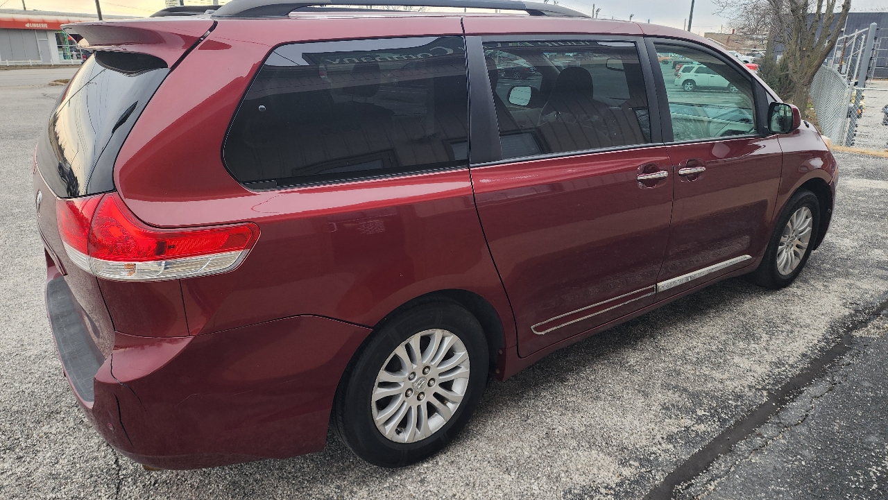 Toyota Sienna XLE FWD 8-Passenger V6 2013
