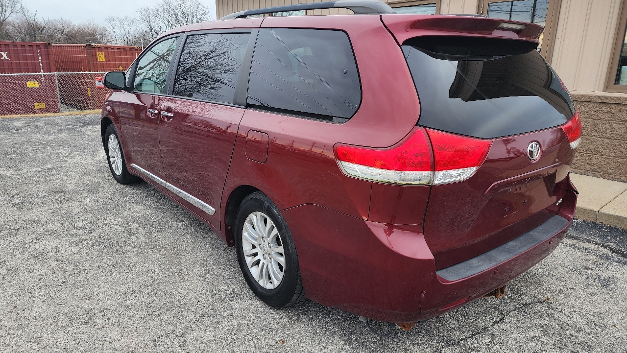 Toyota Sienna XLE FWD 8-Passenger V6 2013
