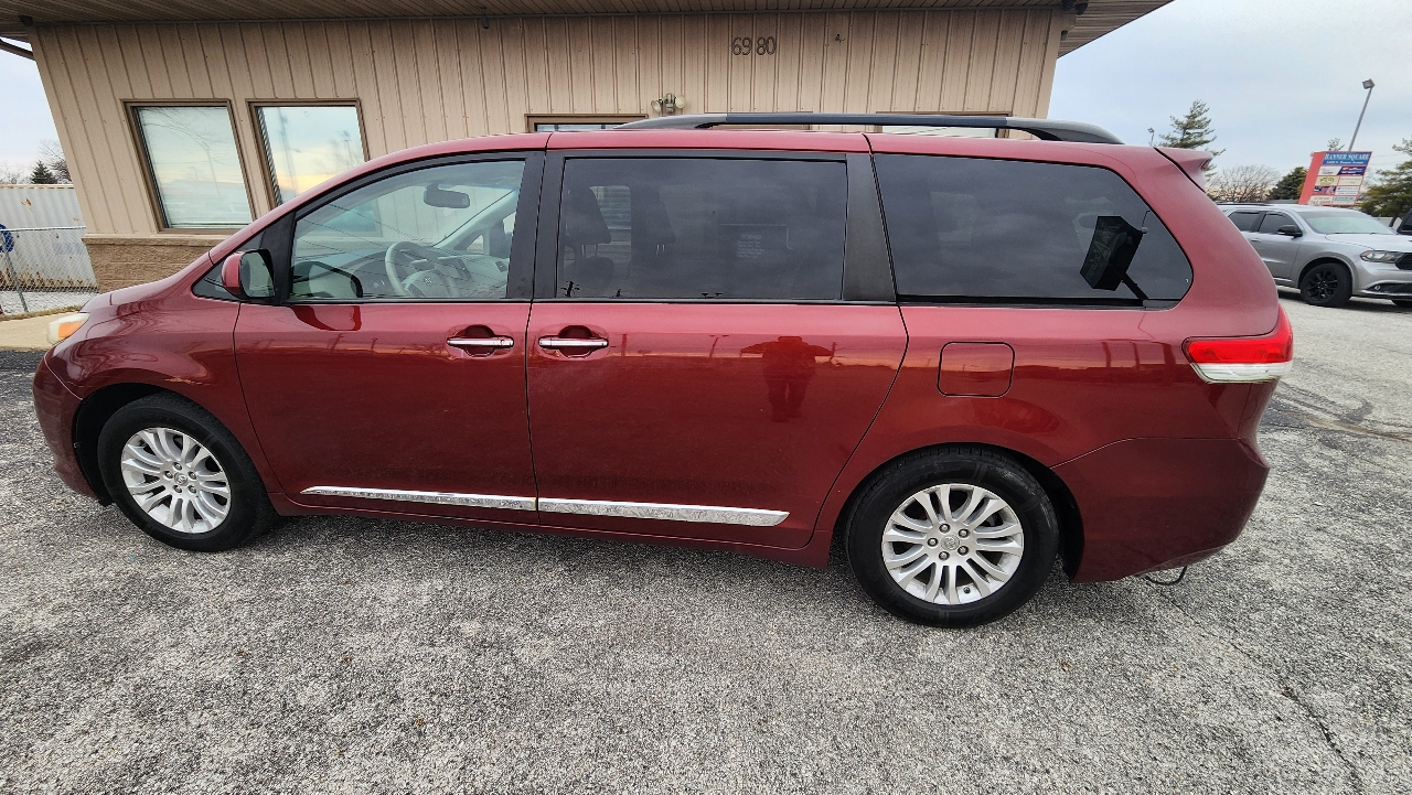 Toyota Sienna XLE FWD 8-Passenger V6 2013