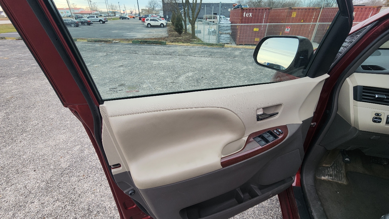 Toyota Sienna XLE FWD 8-Passenger V6 2013