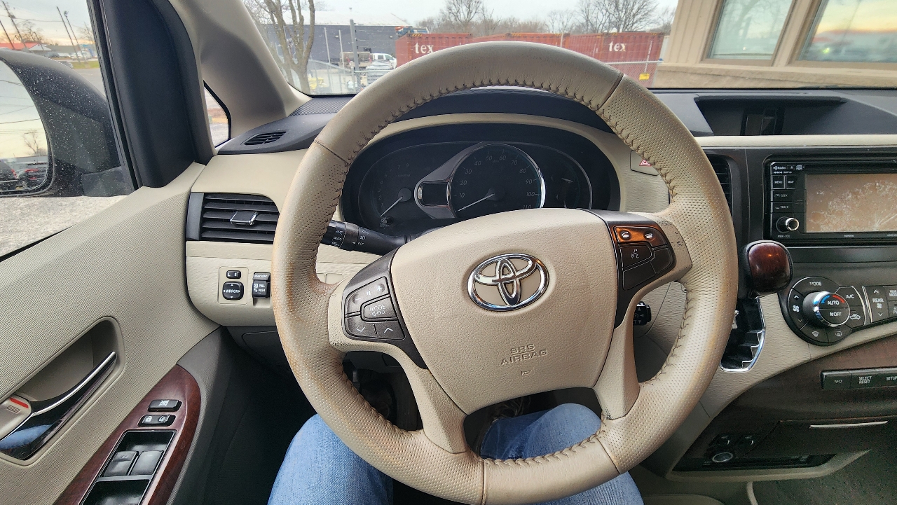 Toyota Sienna XLE FWD 8-Passenger V6 2013