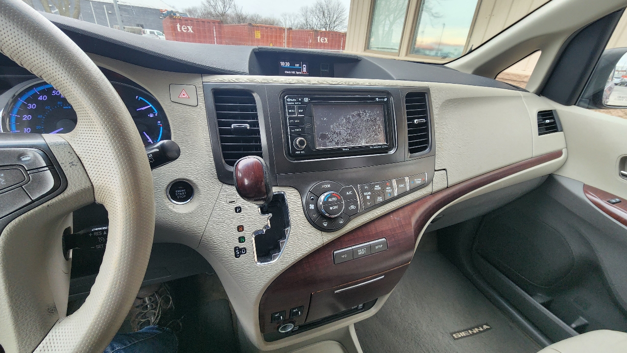 Toyota Sienna XLE FWD 8-Passenger V6 2013