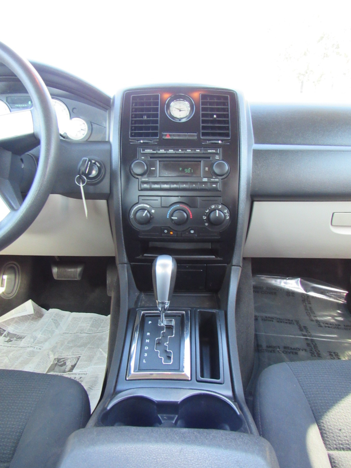 Chrysler 300 4dr Sdn 300 *Ltd Avail* 2005 Chrysler 300 4dr Sdn 300 *Ltd Avail* 2005