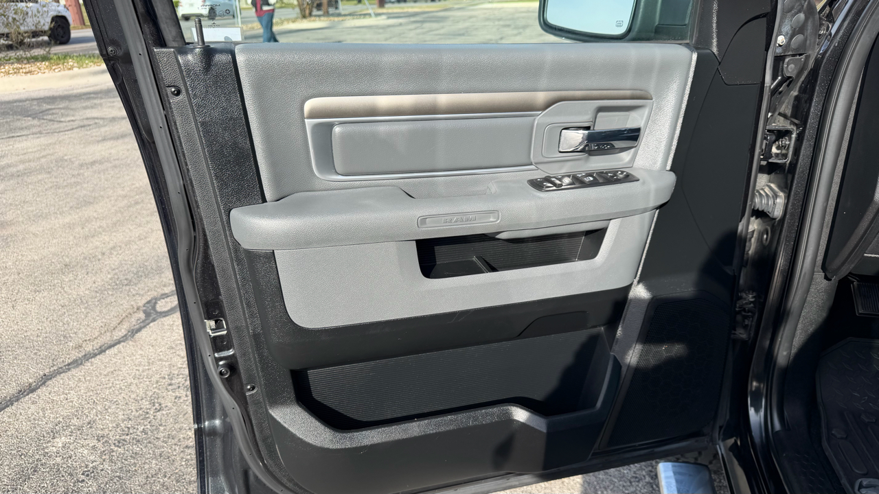 RAM 1500 Lone Star 4x2 Crew Cab 5'7" Box 2017