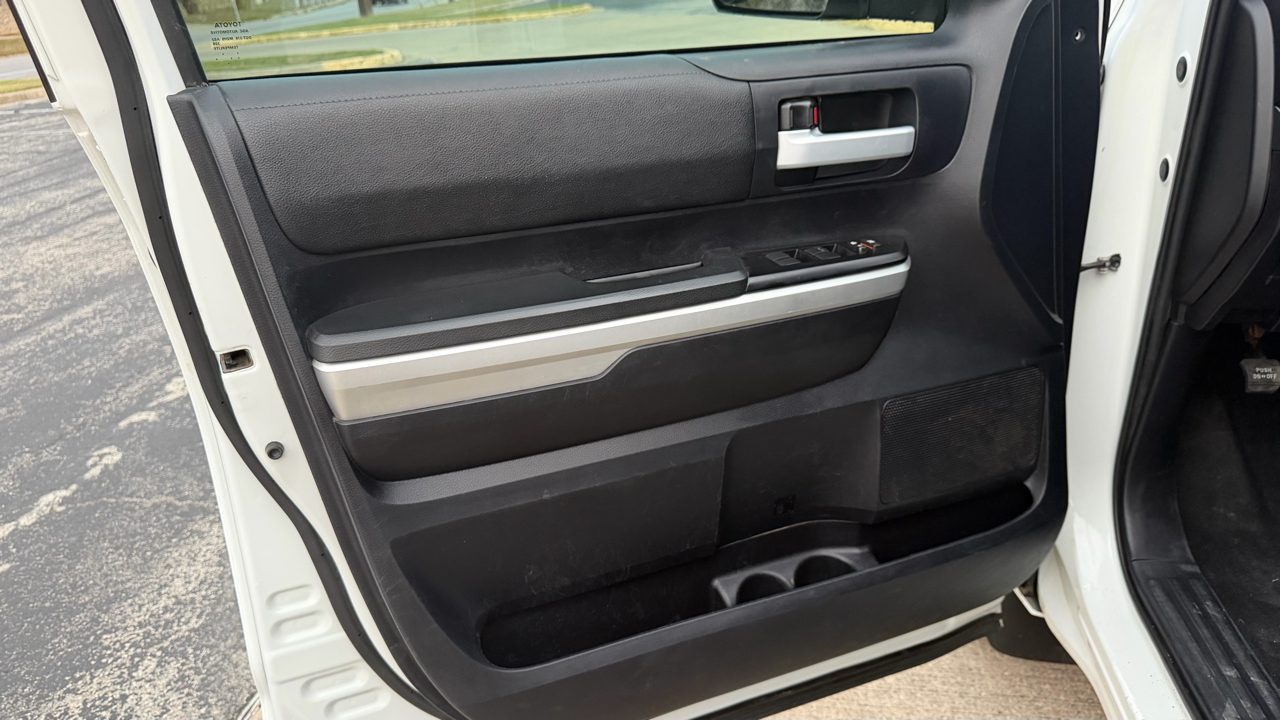 Toyota Tundra 4WD Truck CrewMax 5.7L FFV V8 6-Spd AT SR5 (Natl) 2016