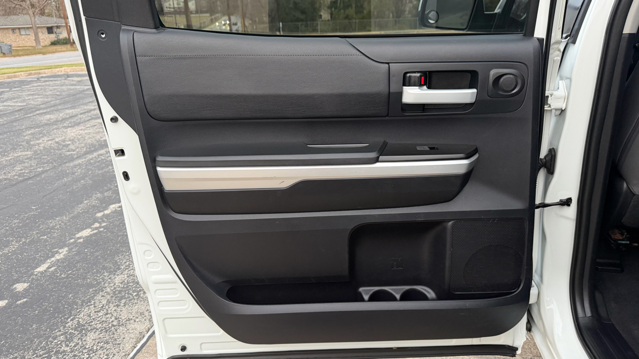 Toyota Tundra 4WD Truck CrewMax 5.7L FFV V8 6-Spd AT SR5 (Natl) 2016