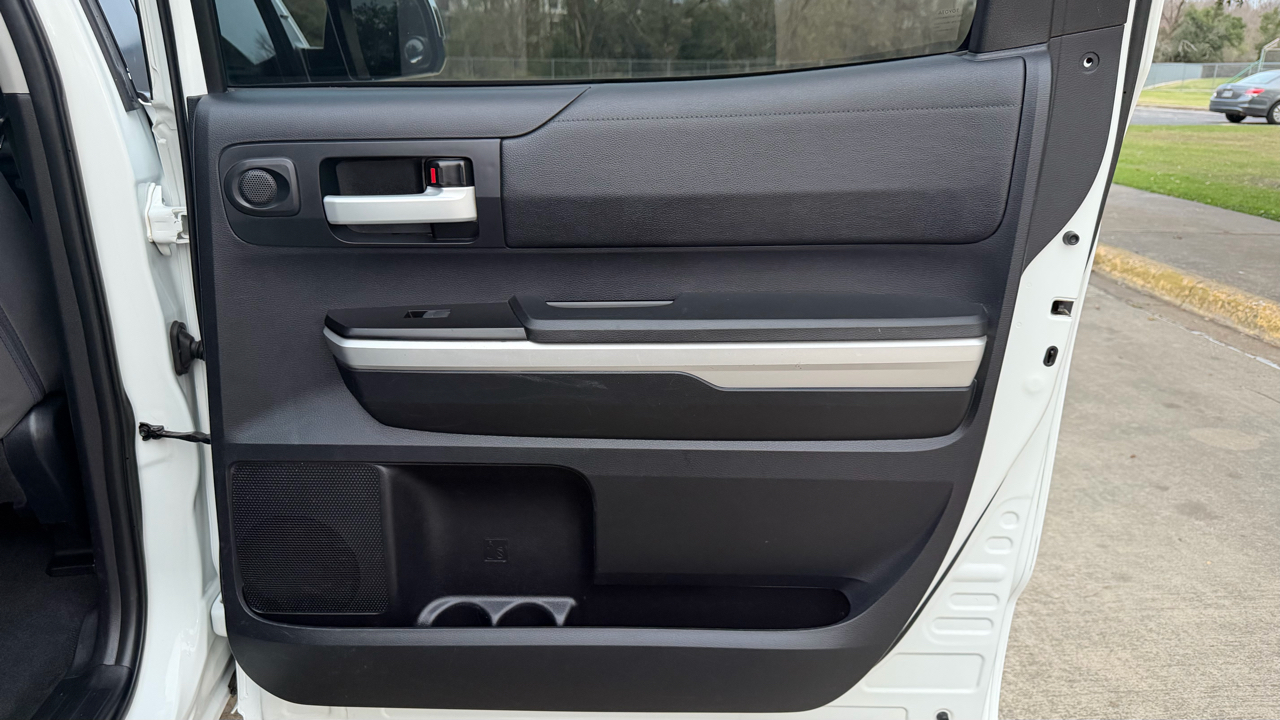 Toyota Tundra 4WD Truck CrewMax 5.7L FFV V8 6-Spd AT SR5 (Natl) 2016