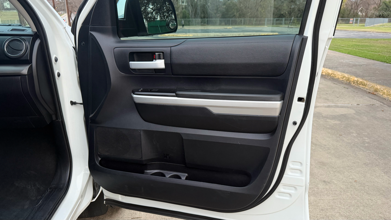 Toyota Tundra 4WD Truck CrewMax 5.7L FFV V8 6-Spd AT SR5 (Natl) 2016