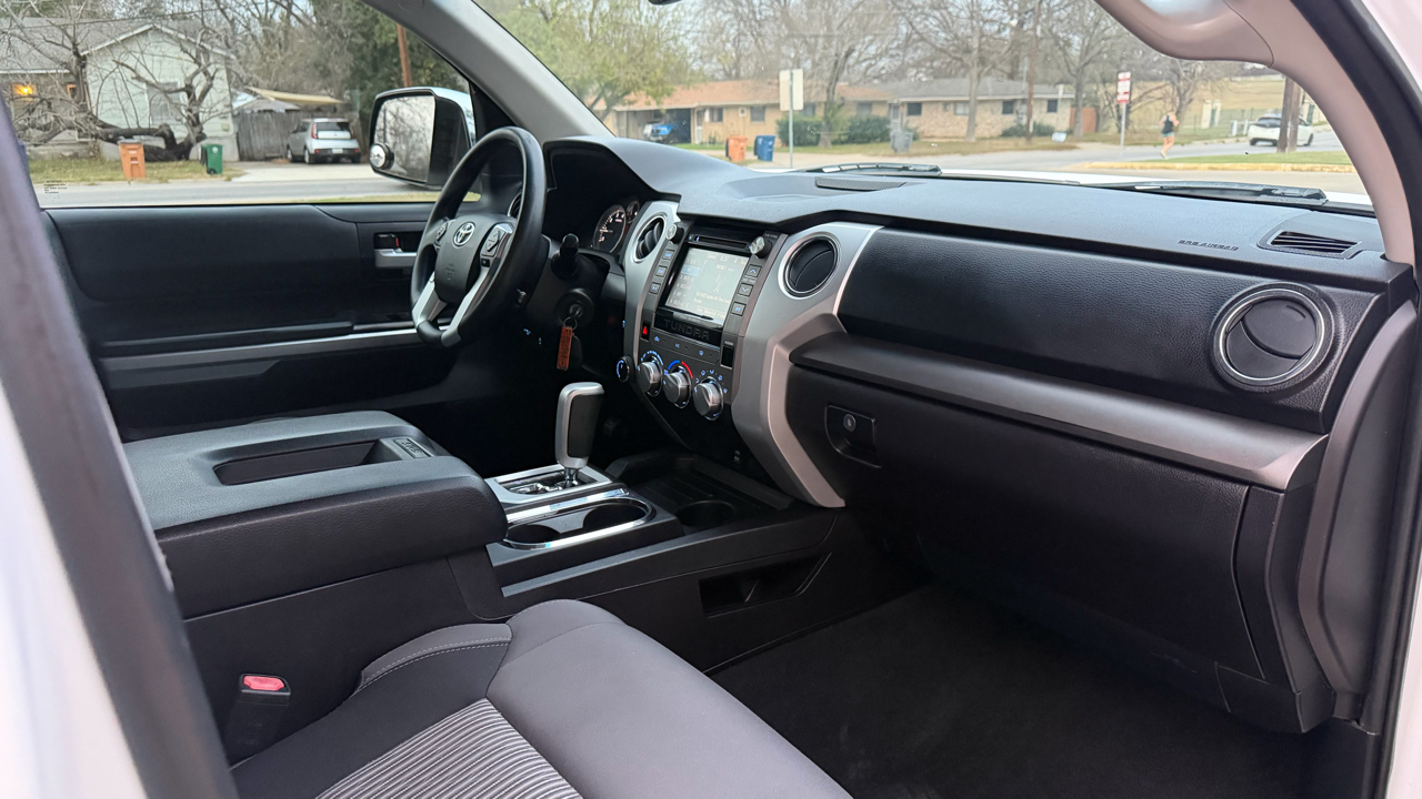 Toyota Tundra 4WD Truck CrewMax 5.7L FFV V8 6-Spd AT SR5 (Natl) 2016