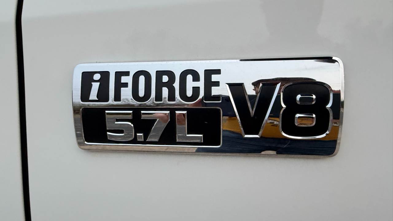 Toyota Tundra 4WD Truck CrewMax 5.7L FFV V8 6-Spd AT SR5 (Natl) 2016