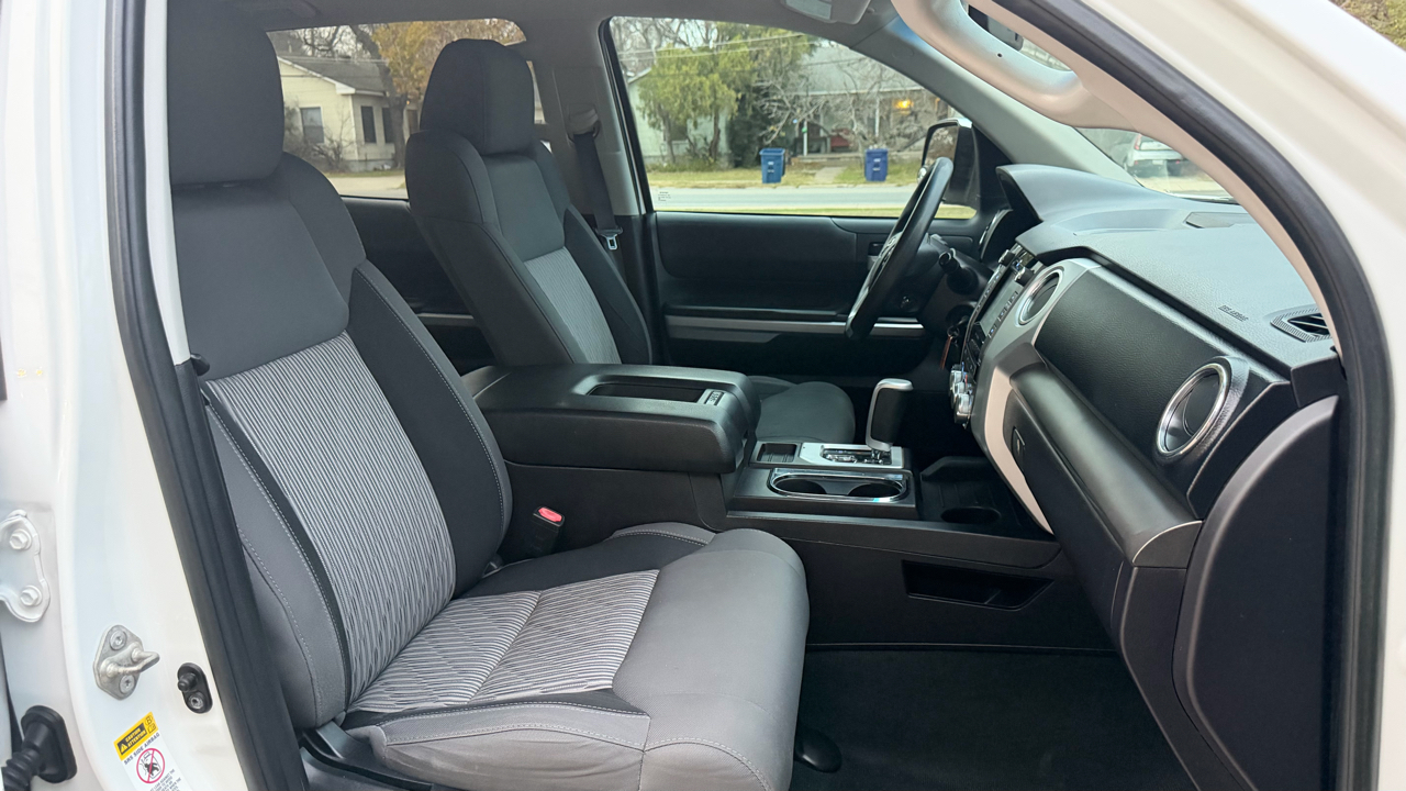 Toyota Tundra 4WD Truck CrewMax 5.7L FFV V8 6-Spd AT SR5 (Natl) 2016