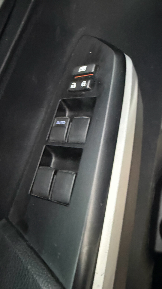 Toyota Tundra 4WD Truck CrewMax 5.7L FFV V8 6-Spd AT SR5 (Natl) 2016