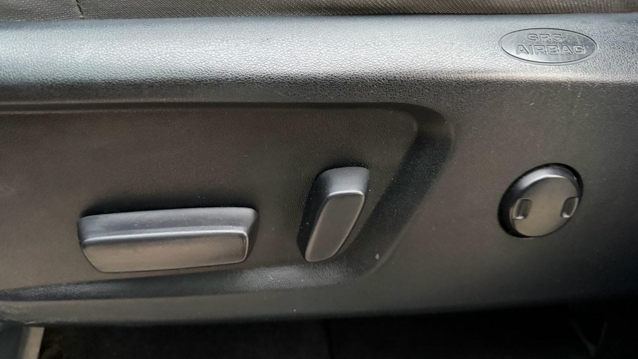 Toyota Tundra 4WD Truck CrewMax 5.7L FFV V8 6-Spd AT SR5 (Natl) 2016