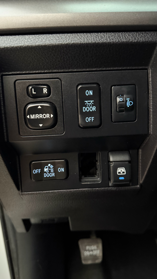 Toyota Tundra 4WD Truck CrewMax 5.7L FFV V8 6-Spd AT SR5 (Natl) 2016