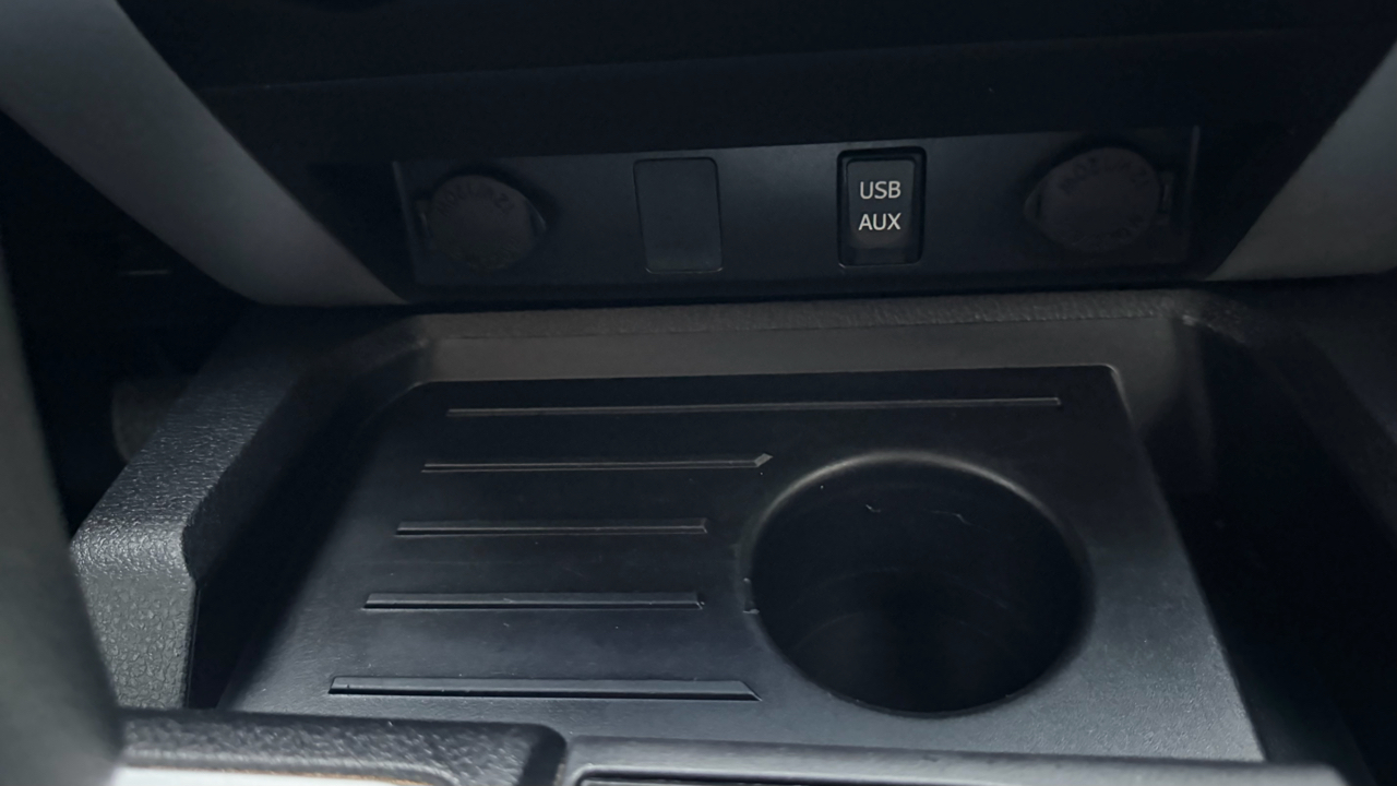 Toyota Tundra 4WD Truck CrewMax 5.7L FFV V8 6-Spd AT SR5 (Natl) 2016