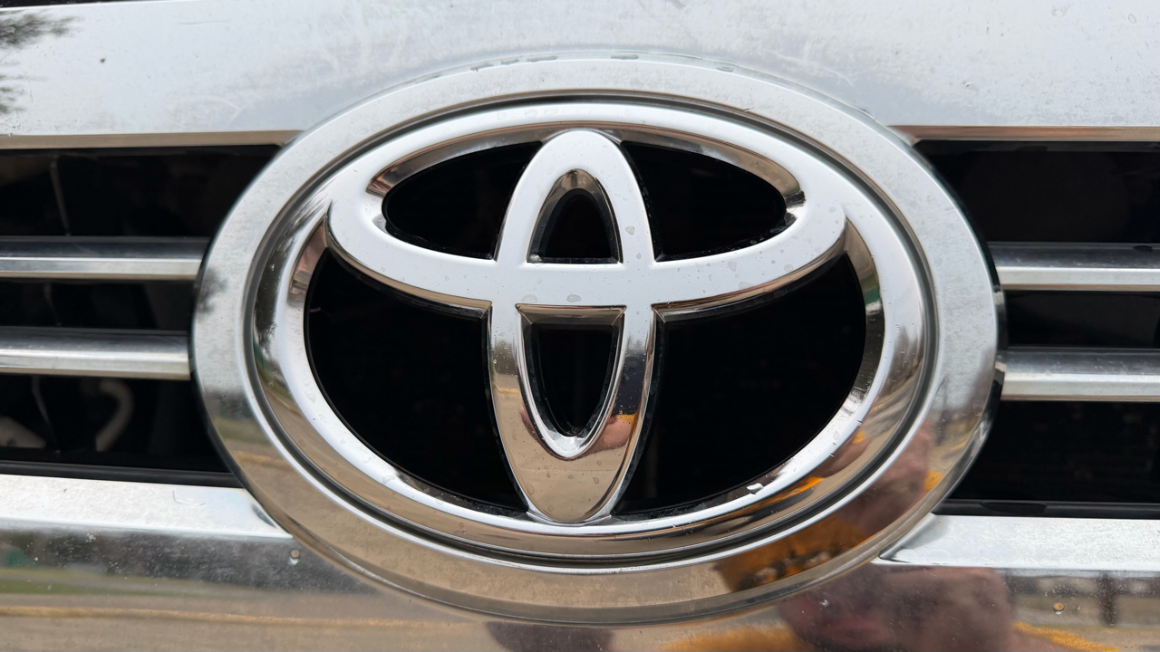 Toyota Tundra 4WD Truck CrewMax 5.7L FFV V8 6-Spd AT SR5 (Natl) 2016